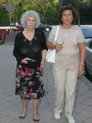 Duquesa de Alba, Viki Berrocal y Carmen Janeiro,seguidoras de Falete que recibio disco de oro