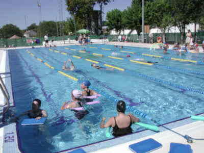 400 vecinos participan en los cursos de natación del Ayuntamiento de Gines