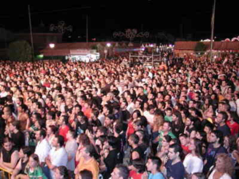 Espectacular lleno en el concierto de 'Mojinos Escozíos' en Gines