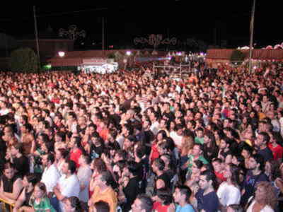 Espectacular lleno en el concierto de 'Mojinos Escozíos' en Gines