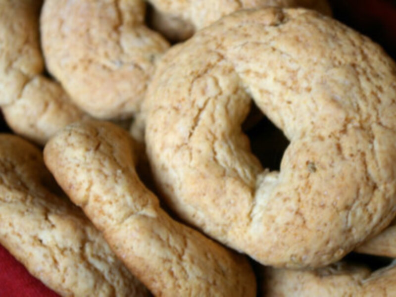 Galletas de avena en un plato rojo.