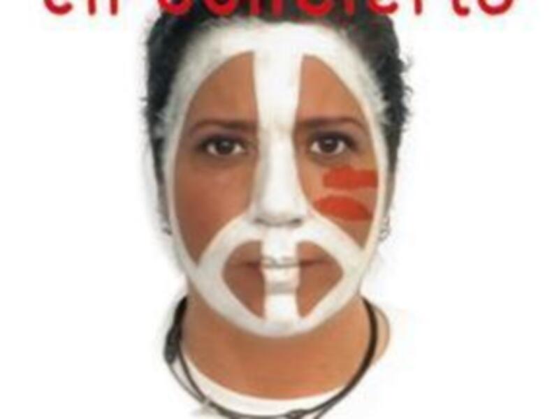 Una persona con pintura facial en blanco y rojo, posiblemente representando un símbolo o mensaje.
