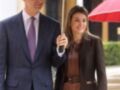 Felipe VI y Letizia Ortiz, reyes de España, caminando bajo un paraguas.