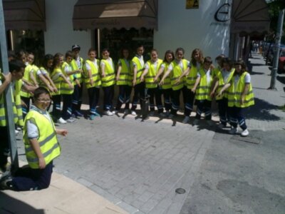 La concejalía de Tráfico admite la petición del alumnado  de Divina Pastora para pintar los pasos de peatones (Chipiona)