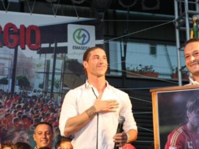 Sergio Ramos se da un baño de masas en Camas