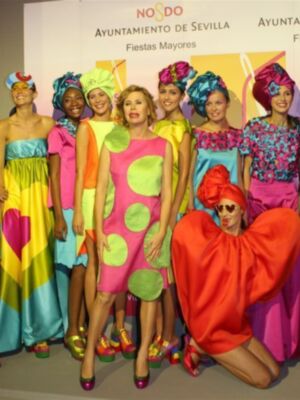 Agatha Ruiz de la Prada recibe en Sevilla un premio por su dedicación a la moda