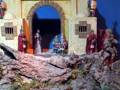 Representación escénica de la natividad con figuras y arquitectura tradicional.