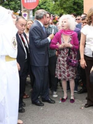 La Duquesa de Alba disfruta de la semana santa de Sevilla a pie de calle, como una sevillana más