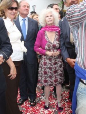 La Duquesa de Alba disfruta de la semana santa de Sevilla a pie de calle, como una sevillana más