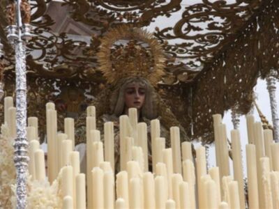 La Duquesa de Alba disfruta de la semana santa de Sevilla a pie de calle, como una sevillana más