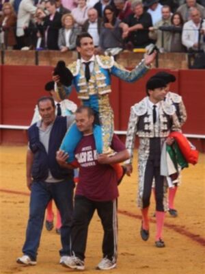 Manzanares hace historia en la maestranza el año que espera su primer hijo