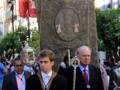 Dos hombres vestidos formalmente con insignias y medallas, posiblemente en una procesión religiosa o ceremonial.