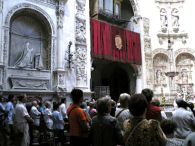 Sevilla se rinde a sus pies. (Reina de los Reyes)