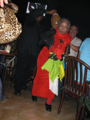 El genio de Juana Bacallao brilla todos los viernes en el emblemático El Gato Tuerto