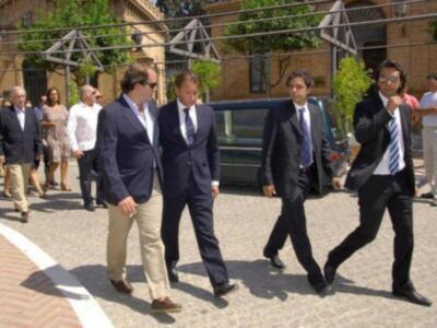 Litri, Carolina Herrera, Curro Romero, Carmen Tello acompañan a Julio Aparicio en el entierro de su madre la bailaora Maleni Loreto en Sevilla