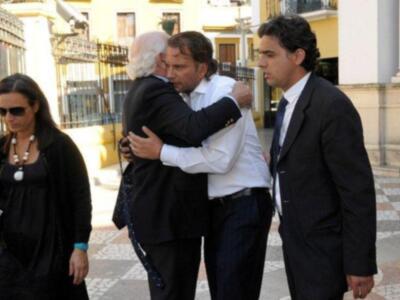 Litri, Carolina Herrera, Curro Romero, Carmen Tello acompañan a Julio Aparicio en el entierro de su madre la bailaora Maleni Loreto en Sevilla