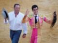 Un torero celebra su victoria con un amigo en la plaza de toros.