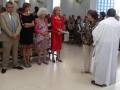 Persona religiosa y asistentes en una ceremonia en una iglesia.
