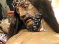 Imagen de una estatua religiosa con detalles de la Pasión, incluyendo una corona de espinas y una expresión serena.