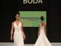 Desfile de Pronovias en Sevilla, Barcelona, con modelos portando vestidos de novia elegantes.