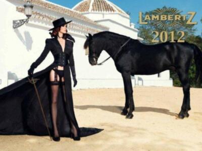 Paz Vega desata la polémica con su foto desnuda junto a una Virgen de Sevilla 