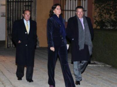 La duquesa de Alba presenta por fin sus memorias con su marido y tres de sus hijos