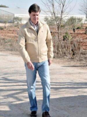 Cayetano Martínez de Irujo visita agricultores de Marinaleda