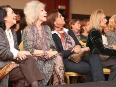 La duquesa de Alba, incansable, presidió desfile de trajes de flamenca a beneficio de nuevo futuro en Sevilla