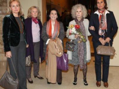 La duquesa de Alba, incansable, presidió desfile de trajes de flamenca a beneficio de nuevo futuro en Sevilla