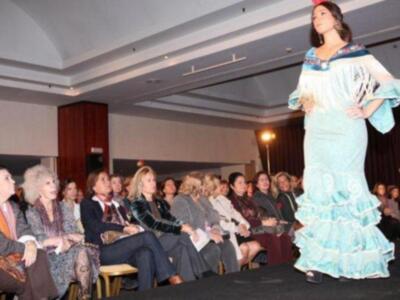 La duquesa de Alba, incansable, presidió desfile de trajes de flamenca a beneficio de nuevo futuro en Sevilla