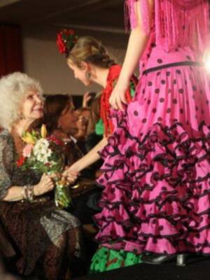 La duquesa de Alba, incansable, presidió desfile de trajes de flamenca a beneficio de nuevo futuro en Sevilla