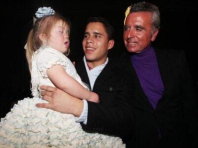 Gloria Camila cumple 16 años sobre la pasarela ante la orgullosa mirada de su padre y su hermano que regreso de Irlanda