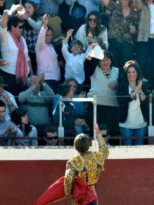 El cordobés celebra el día del padre con sus tres hijos en un festival benéfico