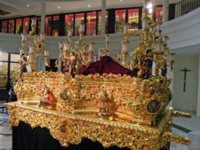 Exposición del  magnífico paso procesional del Cristo de la Vera-cruz de Alcalá del Rio. 