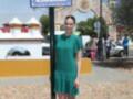 Eva González posando en la Avenida Eva González, un lugar dedicado a ella.