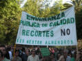 Manifestación por la educación pública de calidad, con pancarta 'ENSEÑANZA PÚBLICA DE CALIDAD, RECORTES NO'.