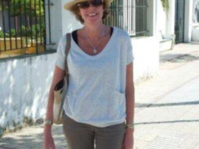 Simoneta Gómez Acebo, descalza haciendo el camino del rocío por las arenas