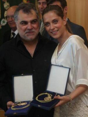 María león muy junto a su madre recoge la medalla de Sevilla para su hermano Paco León