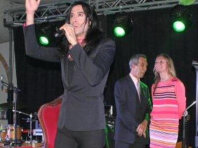 El cantante y periodista Mario Vaquerizo "pregonó" la Feria de Lora del Río en la noche del miércoles 30 de mayo