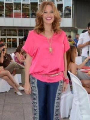 Jessica Bueno jurado de un certamen de modelos el mismo día que Isabel Pantoja se sentaba en el banquillo