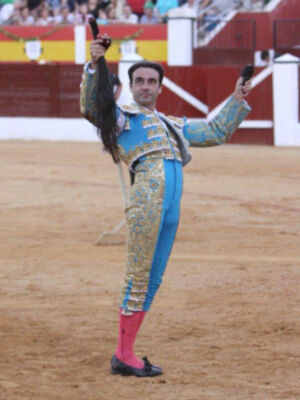 Enrique Ponce corta tres oreja y rabo en Alcázar