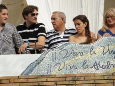 Gloria Mohedano con su familia, los únicos que presenciaron el paso de la virgen de regla  en la casa de Rocío Jurado