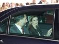 Rey Felipe VI y la Reina Letizia en un auto, rodeados por una multitud.
