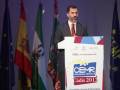 El rey Felipe VI pronuncia un discurso en el CEMR de Cádiz 2012, rodeado por banderas española y europea.