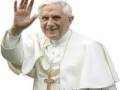 Imagen del Papa Benedicto XVI saludando con la mano derecha.