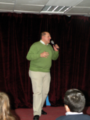 El cartero Real de las Hermandades de víspera visito el Hospital Macarena