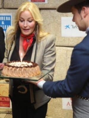 Alfonso Díez ejerce de duque de alba y entrega premio a Bo Derek