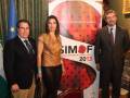 A tres personas posando frente a una pancarta de SIMOF 2013, la Feria Internacional de Música Flamenco.