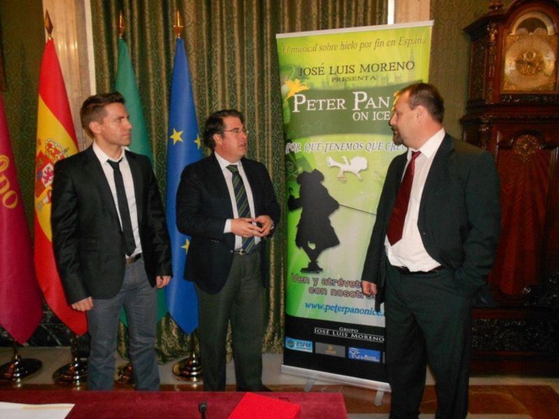 José Luis Moreno presenta Peter Pan en Oviedo, con un hombre presentando y otros dos observando.