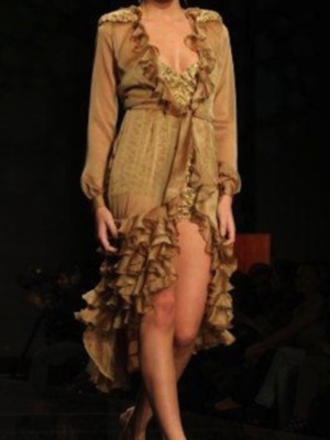 Claudia Revuelta debuta sobre la pasarela 